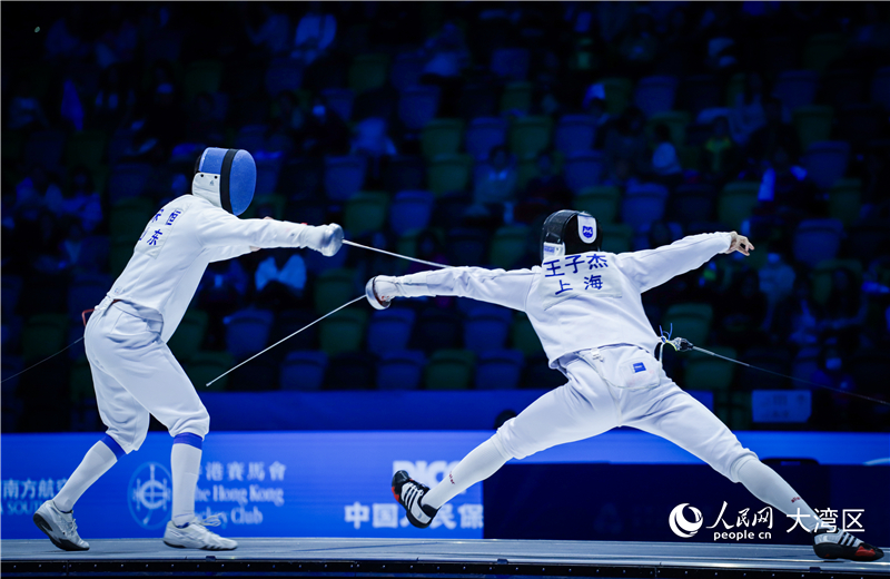 圖4.上海隊選手王子杰（右）與山東隊選手宋恒交鋒中。人民網 吳宇揚揚 攝