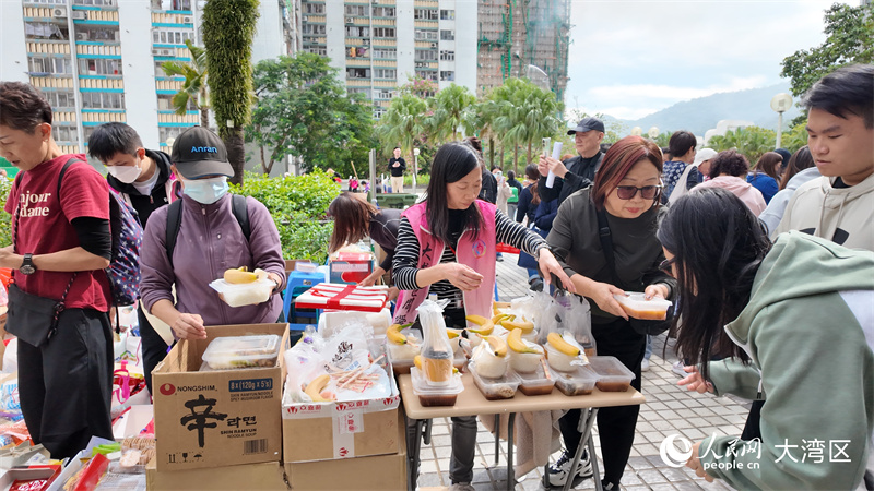 眾多市民自發(fā)在受災地區(qū)派發(fā)物資。人民網(wǎng) 嚴小晶 攝