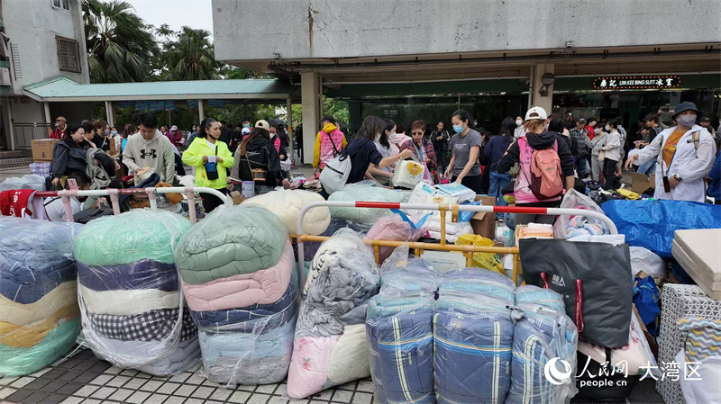 眾多市民自發(fā)在受災地區(qū)派發(fā)物資。人民網(wǎng) 嚴小晶 攝