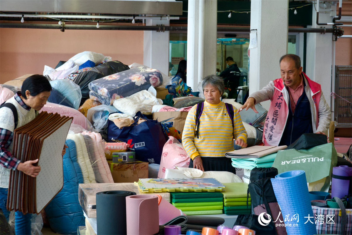 關(guān)愛(ài)隊(duì)成員在庇護(hù)中心整理捐贈(zèng)物資。人民網(wǎng) 吳宇揚(yáng)揚(yáng) 攝