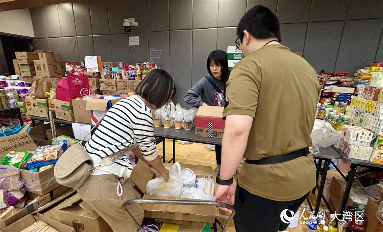 義工在東昌街社區(qū)會(huì)堂安置點(diǎn)派發(fā)物資。實(shí)習(xí)生 張雨潔 攝