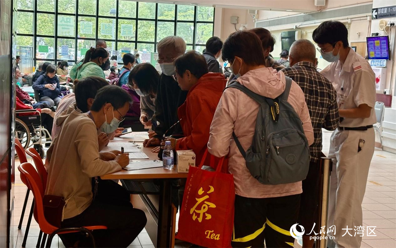 災(zāi)民正登記接受援助服務(wù)。實(shí)習(xí)生 張雨潔 攝