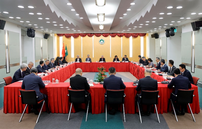 圖為岑浩輝主持召開冬防會(huì)議部署重大安全風(fēng)險(xiǎn)排查整治工作。澳門特區(qū)政府新聞局供圖