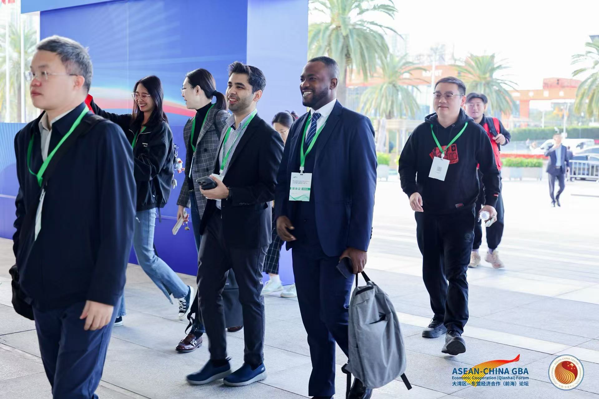 “一帶一路”新聞合作聯(lián)盟記者團進入2025大灣區(qū)-東盟經(jīng)濟合作(前海)論壇會場參加報道。主辦方供圖
