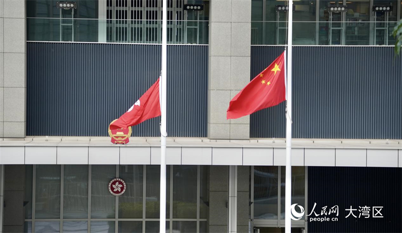 香港特區(qū)政府總部下半旗。人民網(wǎng) 嚴(yán)小晶攝