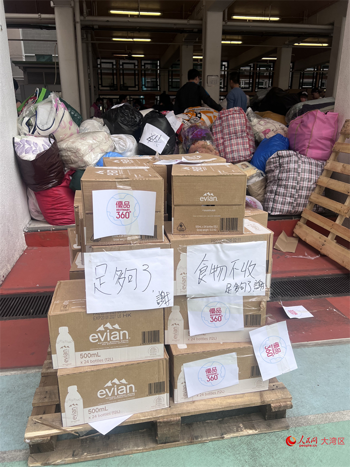 庇護中心內擺放了大量的飲用水、食物及御寒用品。人民網記者 王堯攝