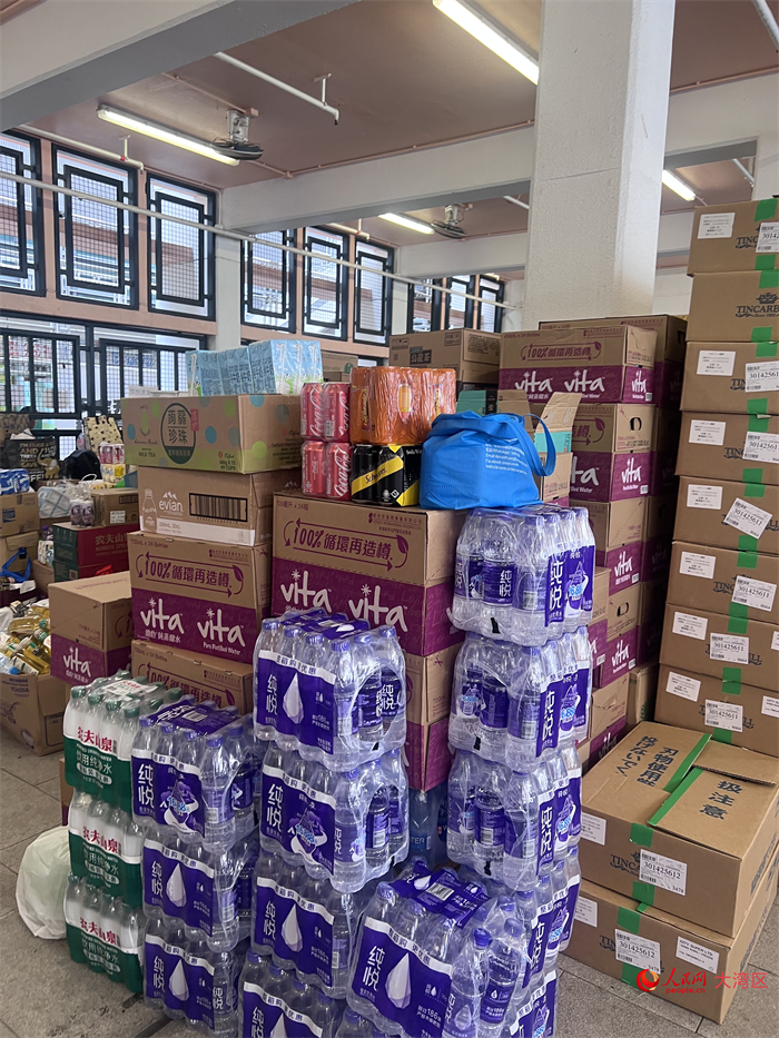 庇護中心內堆滿飲用水和食物等物資。人民網記者 王堯攝