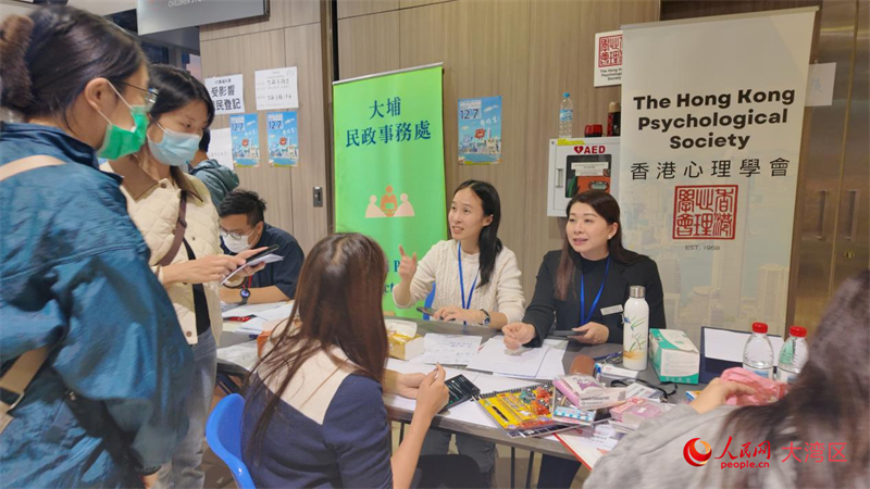 蔡珊珊、陳凱琪等在臨時(shí)庇護(hù)中心東昌街社區(qū)會(huì)堂支援。人民網(wǎng) 嚴(yán)小晶攝