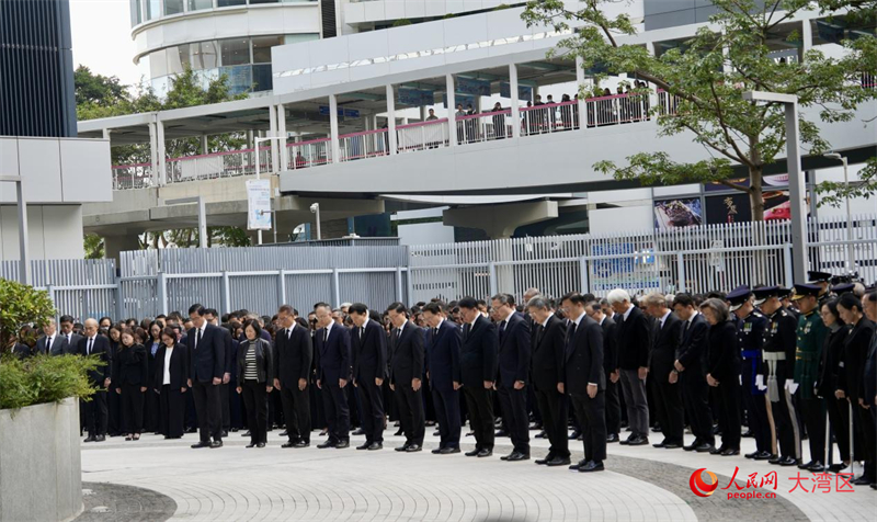 哀悼活動(dòng)在香港特區(qū)政府總部舉行時(shí)，眾多市民自發(fā)到場哀悼。人民網(wǎng) 嚴(yán)小晶攝
