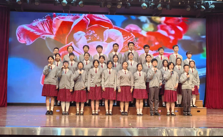 圖為鏡平學(xué)校合唱《綻放》。主辦方供圖
