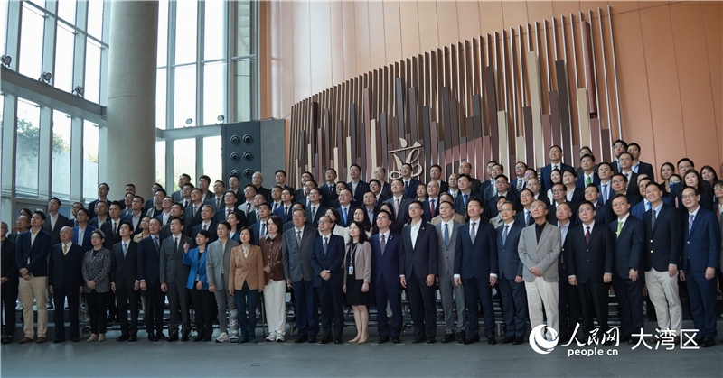 圖1.香港特區(qū)第七屆立法會議員與第八屆立法會候任議員會見媒體。人民網(wǎng) 嚴(yán)小晶攝
