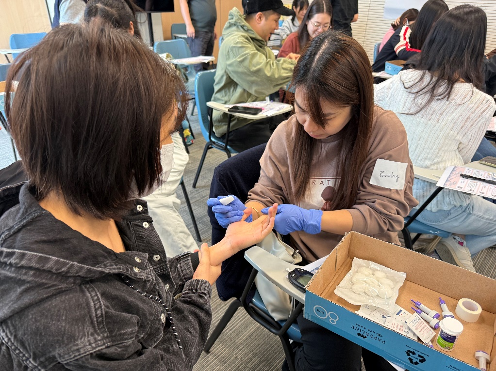 圖為學(xué)員們學(xué)習(xí)測(cè)量指尖血糖以了解血糖監(jiān)測(cè)的重要性。澳門特區(qū)衛(wèi)生局供圖