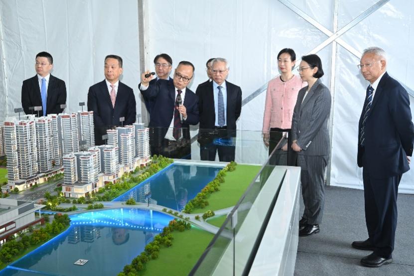 圖為宋永華（左四）介紹澳門大學(xué)新校區(qū)規(guī)劃藍(lán)圖和沙盤展示。澳門大學(xué)供圖