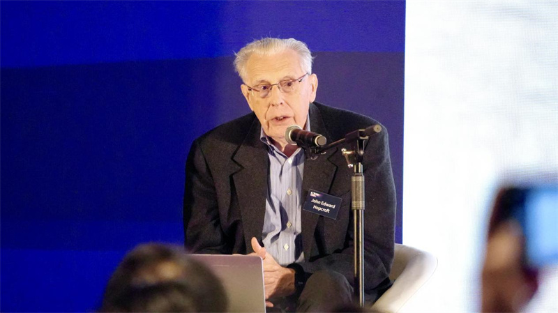 圖靈獎(jiǎng)得主約翰·霍普克羅夫特現(xiàn)場(chǎng)分享AI與未來(lái)的發(fā)展洞見(jiàn)。人民網(wǎng) 吳宇揚(yáng)揚(yáng)攝