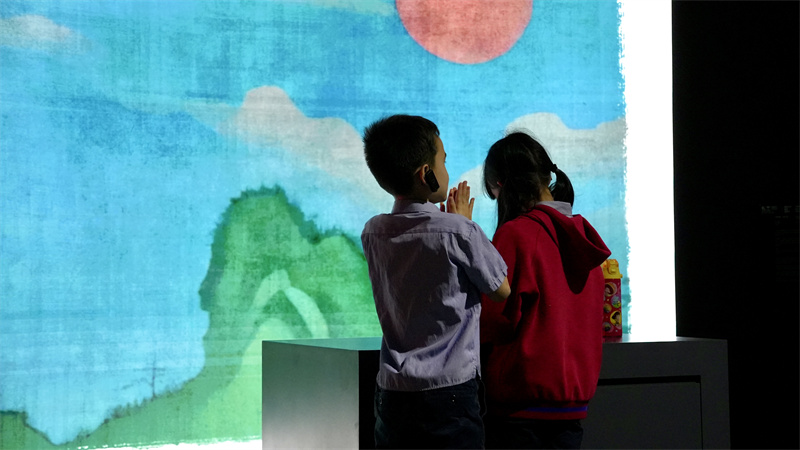 學(xué)生們沉浸式體驗AI繪畫。人民網(wǎng) 吳宇揚揚攝