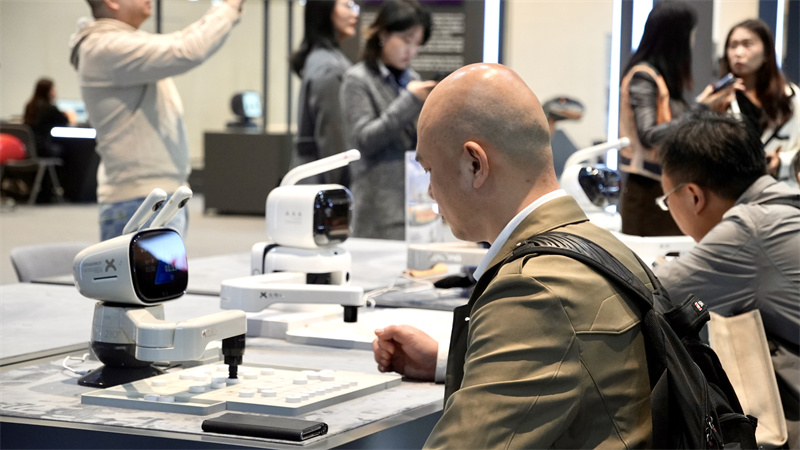 參觀者與機(jī)器人對坐博弈。人民網(wǎng) 吳宇揚(yáng)揚(yáng)攝