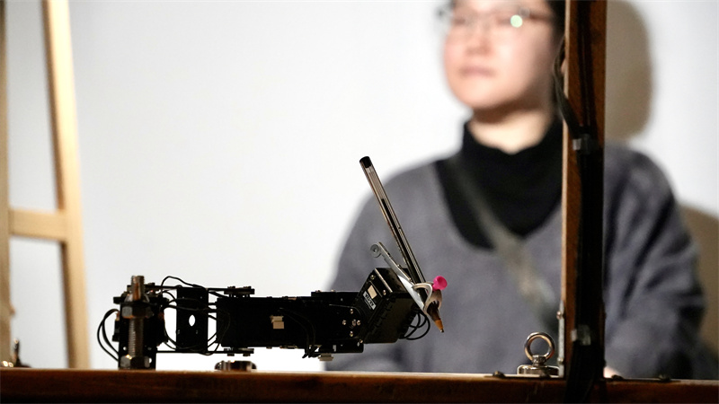 來(lái)自法國(guó)的AI裝置《人類(lèi)研究》，以靈巧機(jī)械手為參與者勾勒專(zhuān)屬素描。人民網(wǎng) 吳宇揚(yáng)揚(yáng)攝