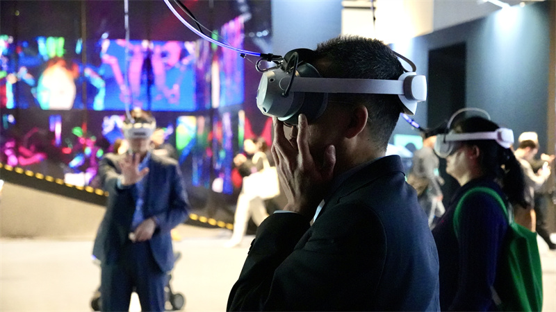 AI藝術(shù)裝置《尋·窖》讓參觀者沉浸式體驗(yàn)古代匠人造像的瞬息時(shí)刻。人民網(wǎng) 吳宇揚(yáng)揚(yáng)攝