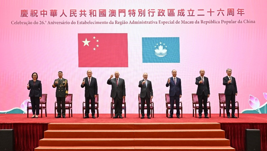 岑浩輝等主禮嘉賓在慶祝澳門特區(qū)成立26周年招待酒會(huì)上祝酒。（澳門特區(qū)政府新聞局供圖）