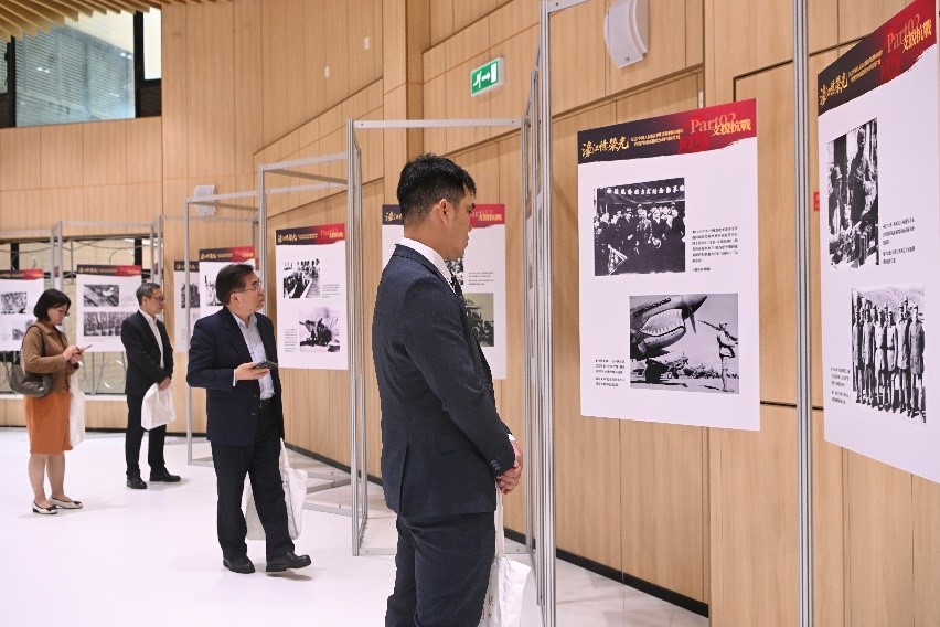 圖為觀眾參觀圖片展。主辦方供圖