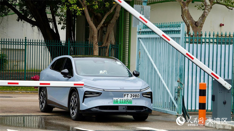 首批“粵車南下”跨境電動車駛?cè)胂愀鄞髱Z山充電站。實(shí)習(xí)生 張雨潔攝