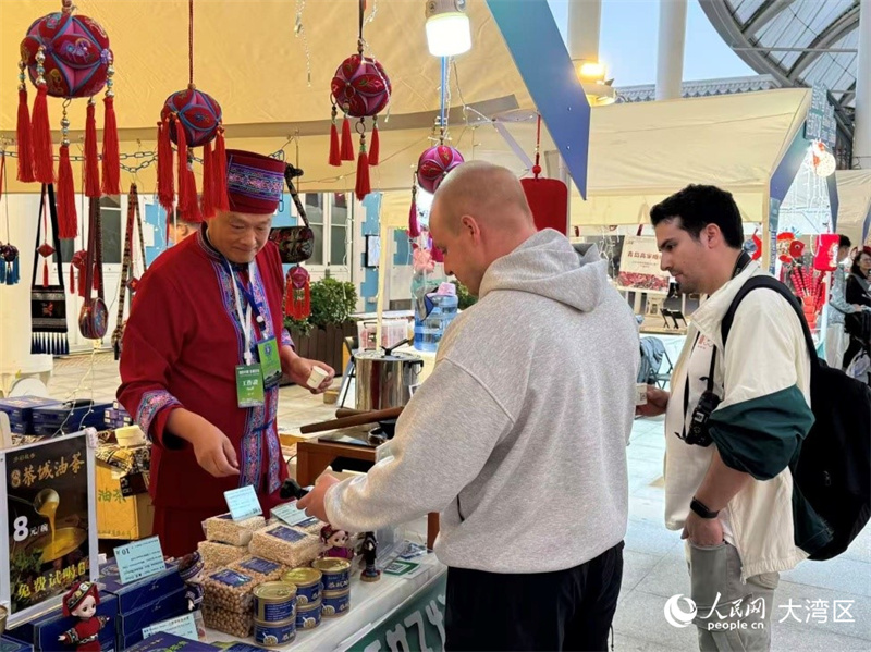 圖為“創(chuàng)意點亮生活”展示展覽吸引觀眾品鑒。人民網(wǎng)記者 富子梅攝