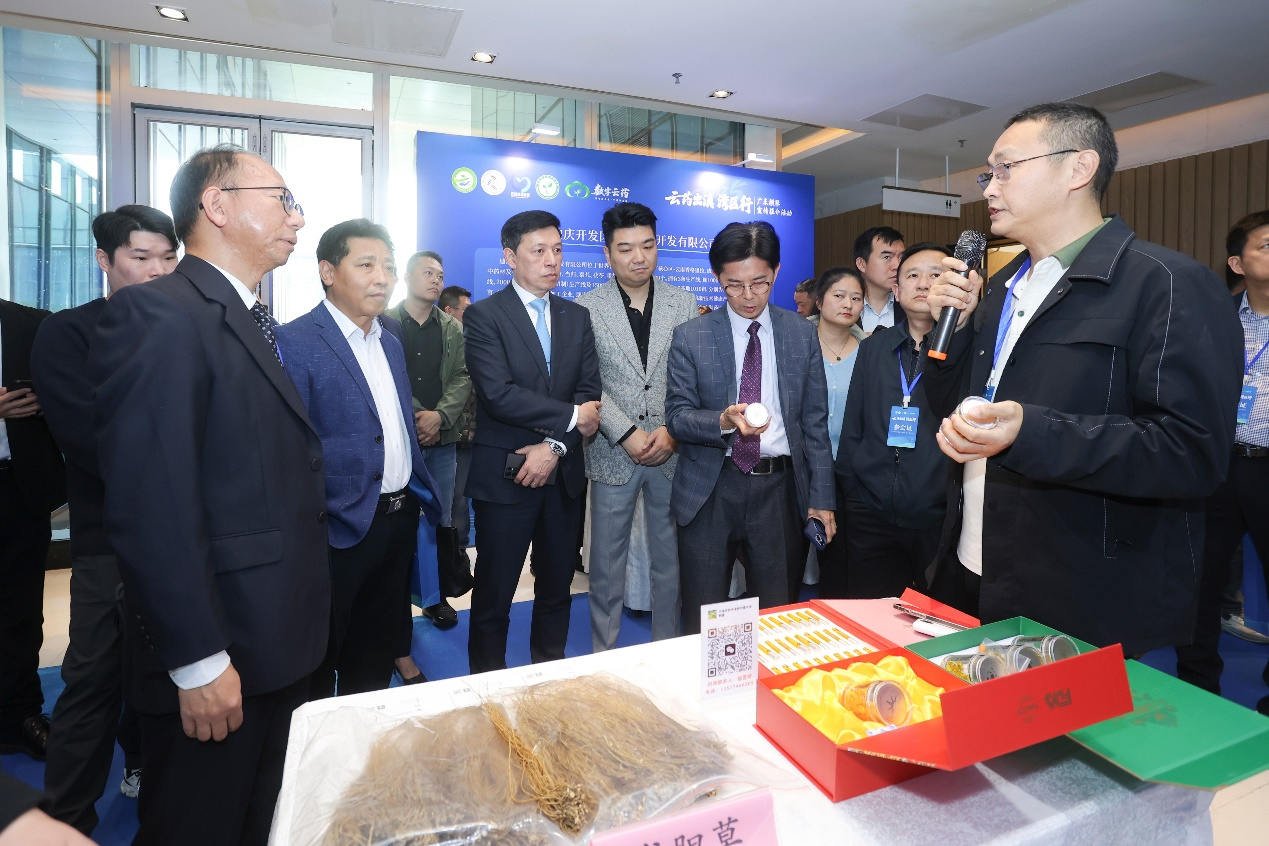 圖為滇粵澳企業(yè)代表進(jìn)行對(duì)接洽談。粵澳合作中醫(yī)藥科技產(chǎn)業(yè)園供圖