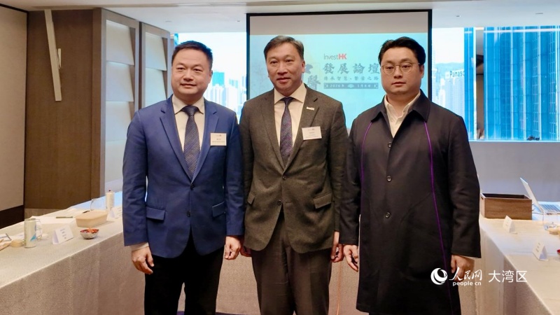 香港投資推廣署（創(chuàng)新及科技、生命與健康科學(xué)）總裁黃煒卓及與會(huì)內(nèi)地中醫(yī)藥企業(yè)代表接受媒體采訪。人民網(wǎng) 嚴(yán)小晶攝