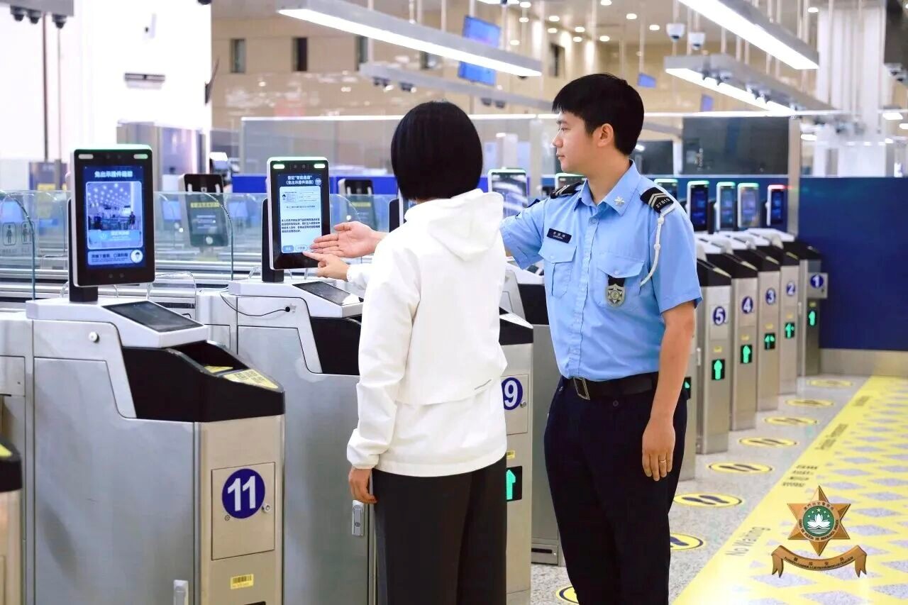 圖為橫琴口岸推出“智能通關(guān)”便利人員往來(lái)澳琴。（澳門特區(qū)治安警察局供圖）