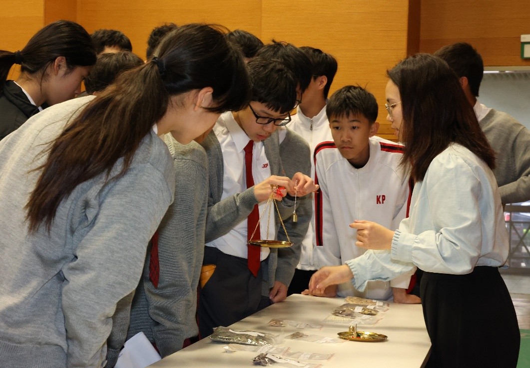 圖為同學(xué)們學(xué)習(xí)了解中藥調(diào)劑。澳門特區(qū)藥監(jiān)局供圖