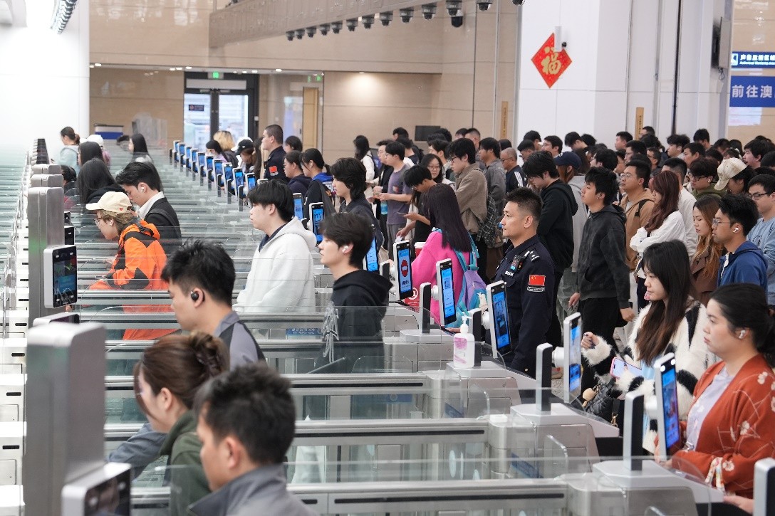 圖為橫琴口岸春運首周迎客流高峰。（橫琴邊檢站供圖）