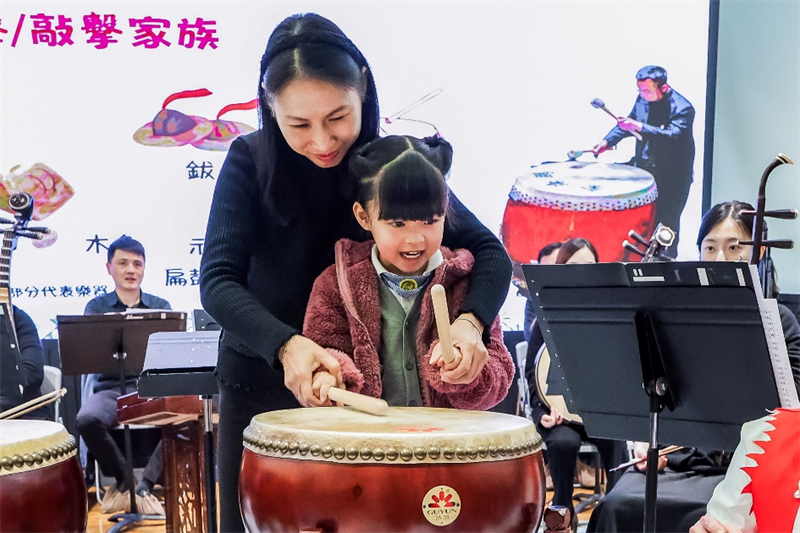 圖為“樂萌芽”校園音樂會引領(lǐng)幼兒探索中華文化之美。（澳門特區(qū)文化局供圖）