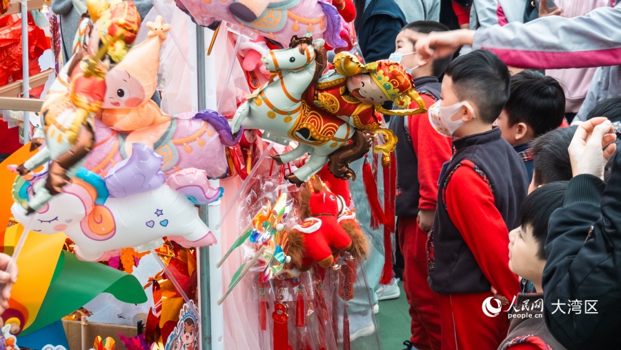 帶有馬年元素的新年裝飾深受小朋友喜愛。人民網(wǎng) 吳宇揚揚攝