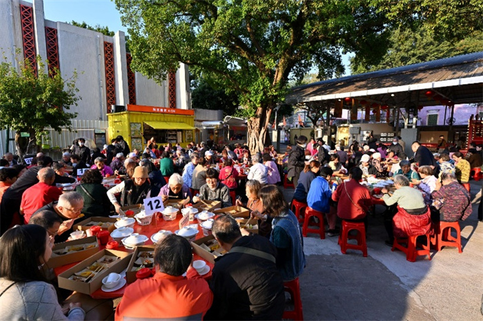 圖為“迎新春盆菜宴”匯聚媽閣塘片區(qū)的街坊鄰里。主辦方供圖