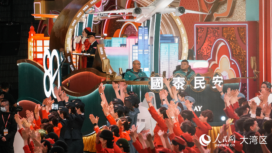 當(dāng)晚8時(shí)，巡游隊(duì)伍從香港文化中心廣場(chǎng)出發(fā)。人民網(wǎng) 吳宇揚(yáng)揚(yáng)攝