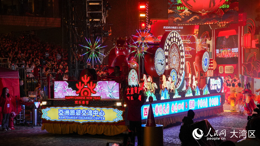 亞洲旅游交流中心花車(chē)將“歡樂(lè)春節(jié)”和內(nèi)地文旅元素融入其中。人民網(wǎng) 吳宇揚(yáng)揚(yáng)攝