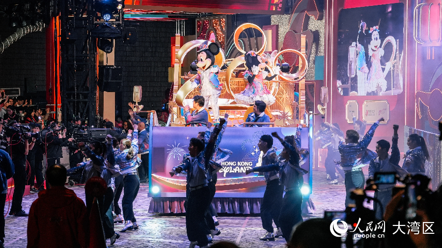 香港迪士尼樂園花車與其經(jīng)典IP形象帶來街頭派對(duì)。人民網(wǎng) 吳宇揚(yáng)揚(yáng)攝