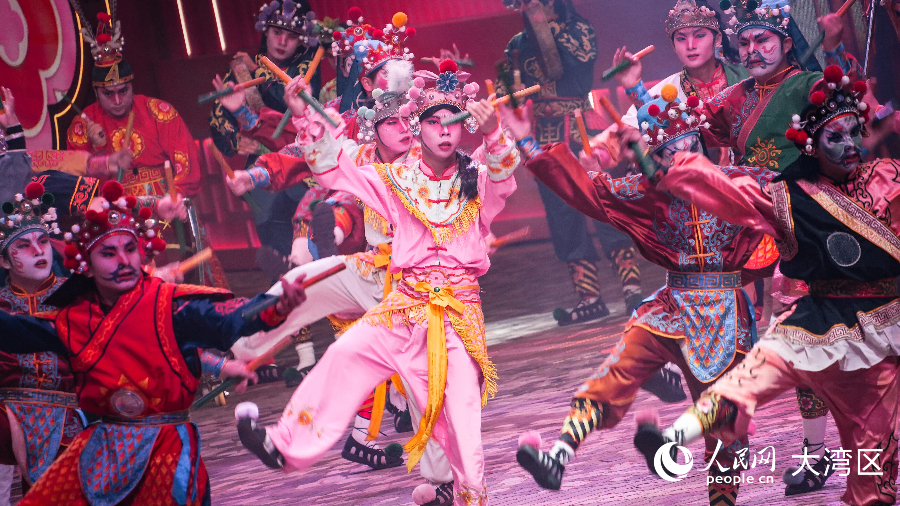 普寧富美青年英歌隊伴隨鑼鼓起舞。人民網(wǎng) 吳宇揚揚攝