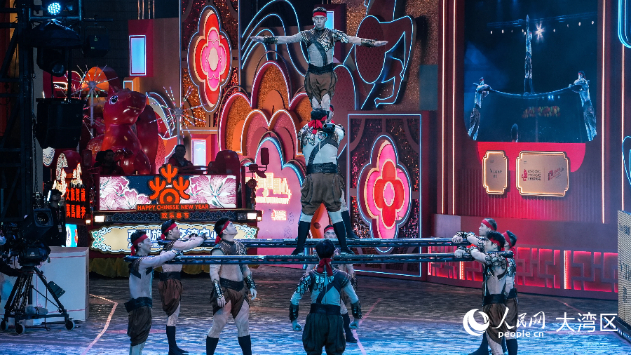 西安戰(zhàn)士戰(zhàn)旗雜技團高難度表演技驚四座。人民網 吳宇揚揚攝