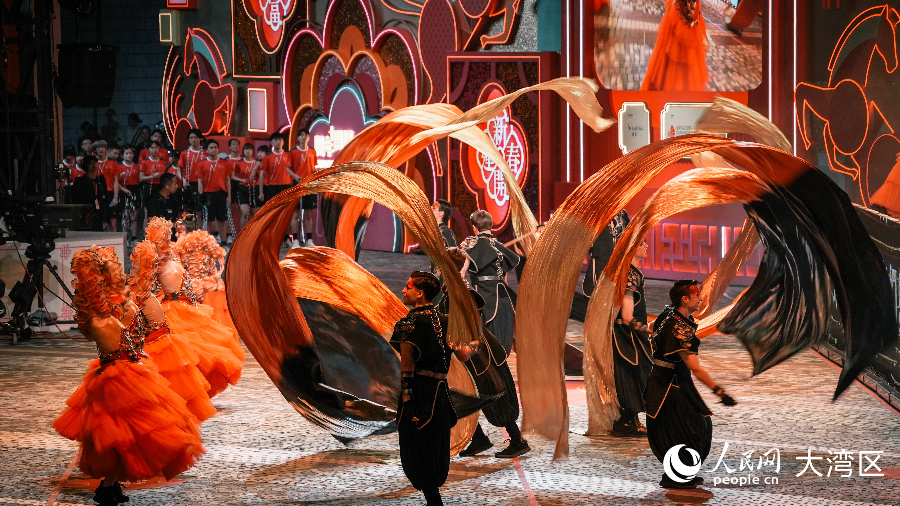 西班牙流金旗幻舞團(tuán)躍動舞姿，盡顯靈動。人民網(wǎng) 吳宇揚(yáng)揚(yáng)攝