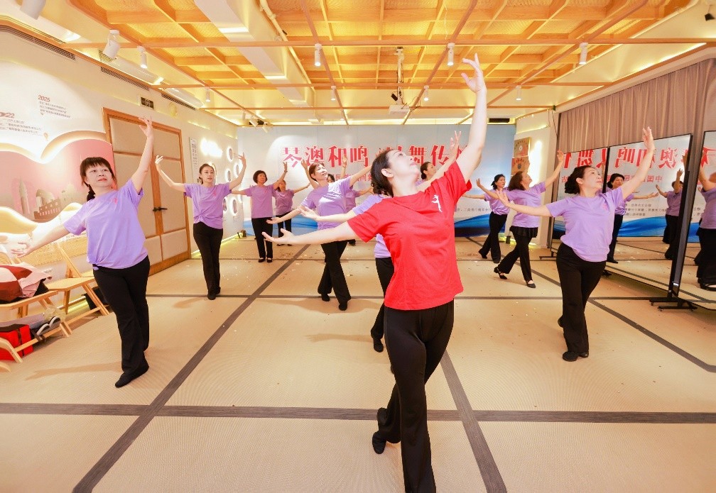 圖為公益課導師梅永紅帶領學員學跳民族民間舞蹈。（主辦方供圖）