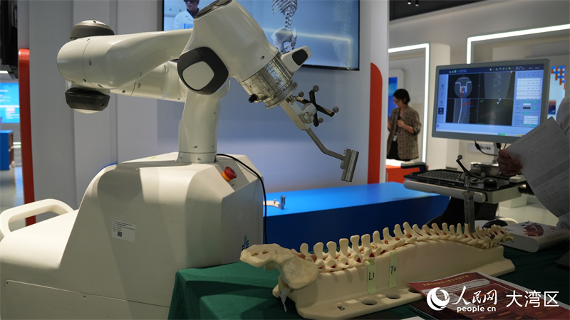 手術(shù)機器人展示。人民網(wǎng) 嚴(yán)小晶攝