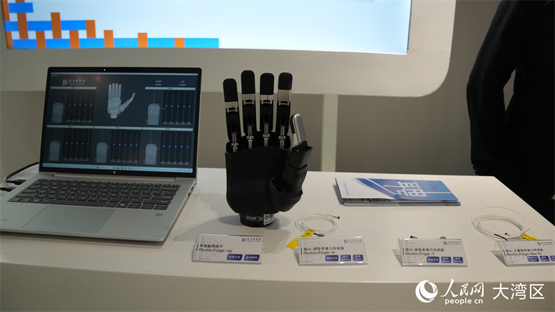 指尖·微型多維力傳感器產(chǎn)品展示。人民網(wǎng) 嚴(yán)小晶攝