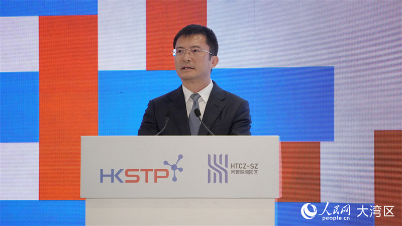 深圳市政協(xié)副主席、福田區(qū)委書記兼河套發(fā)展署黨組書記黃偉致辭。人民網(wǎng) 嚴(yán)小晶攝