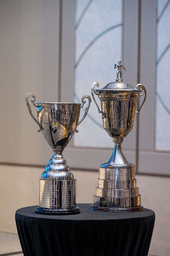圖為埃文斯杯(右)和哈馬隆德杯。主辦方供圖