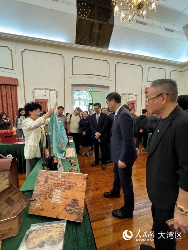 荊楚多元文化產(chǎn)品展覽展示。人民網(wǎng)記者 富子梅攝