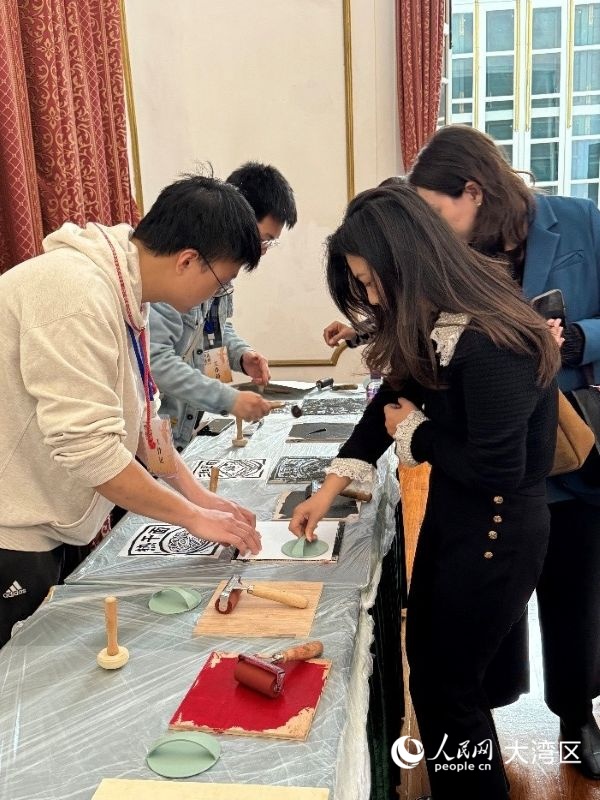 觀眾對版畫創(chuàng)作互動興味濃厚。人民網(wǎng)記者 富子梅攝