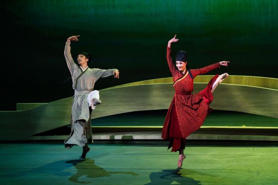 10月18日，演員在香港文化中心大劇院表演芭蕾舞劇《梁山伯與祝英臺(tái)》。新華社記者 朱煒 攝
