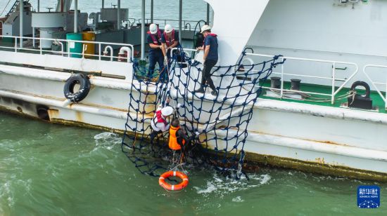   11月9日，廣東應(yīng)急救援人員在演習(xí)中營救落水人員（無人機照片）。新華社發(fā)