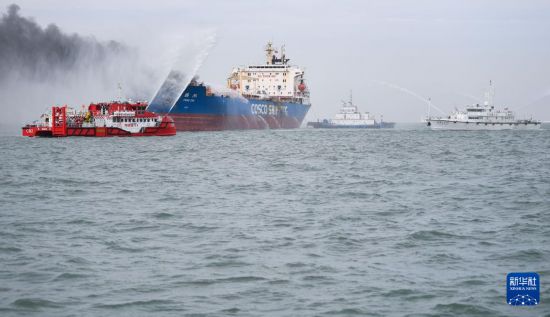   11月9日，廣東和香港應(yīng)急救援力量在演習(xí)中滅火。新華社記者 鄧華 攝